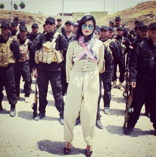 Kürt popçu Helly Luv'dan peşmergelere moral ziyareti	