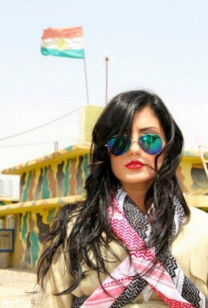 Kürt popçu Helly Luv'dan peşmergelere moral ziyareti	