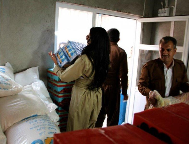 Kürt popçu Helly Luv'dan peşmergelere moral ziyareti	