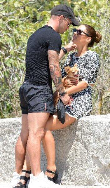 Wesley Sneijder Yolanthe'yi öpmeye doyamadı