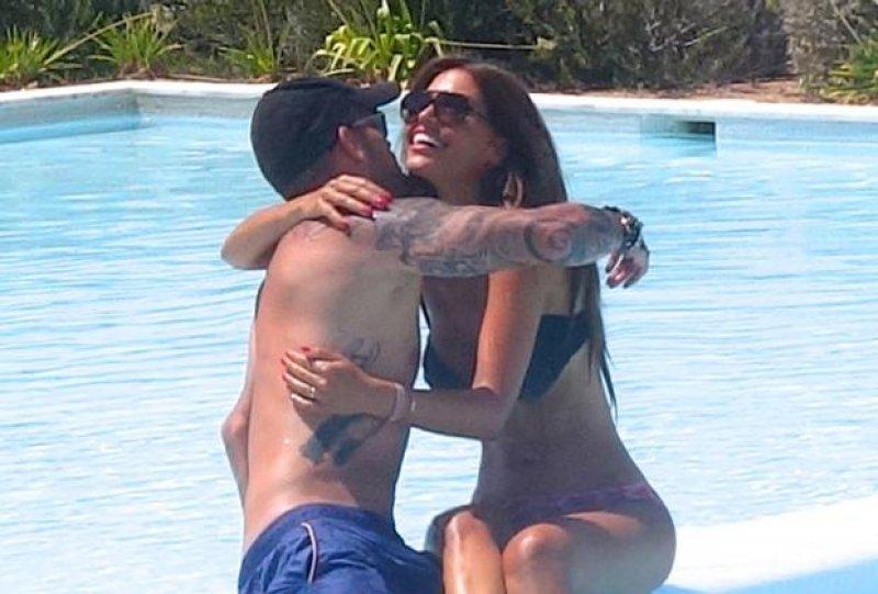 Wesley Sneijder Yolanthe'yi öpmeye doyamadı