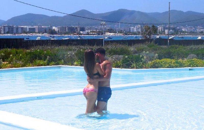 Wesley Sneijder Yolanthe'yi öpmeye doyamadı