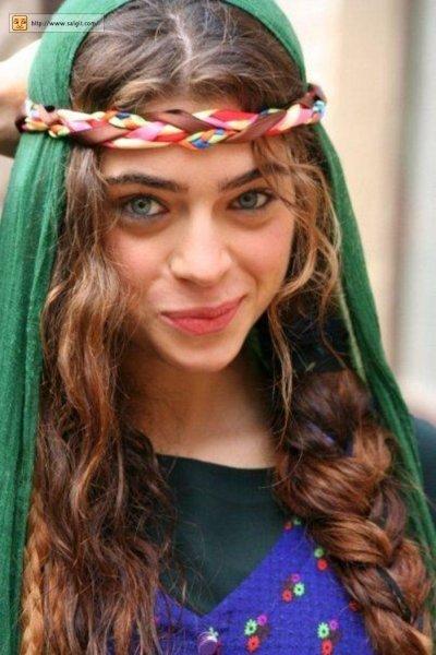 Öykü Çelik 25 günlük sevgilisi ile evlendi