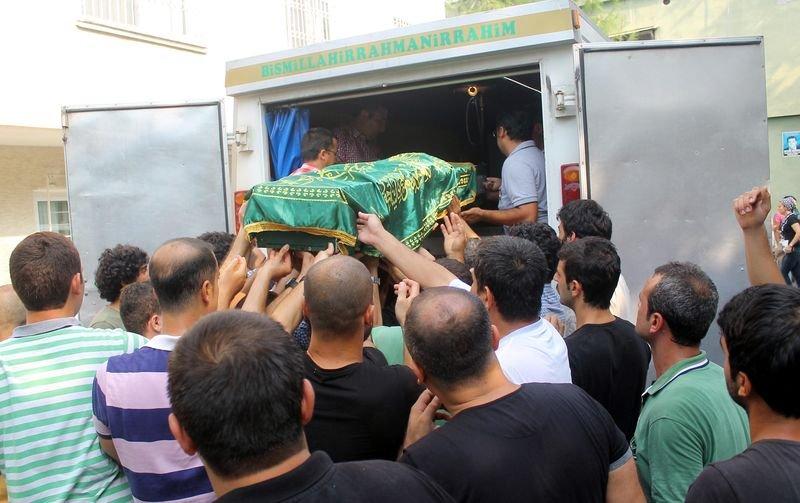 Mersin'de ölen gencin cenazesinde ağlayarak oynandı