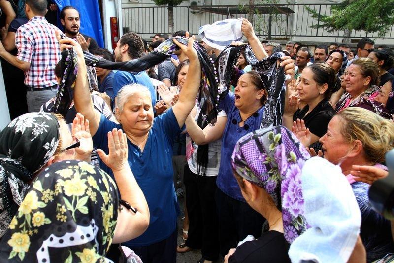 Mersin'de ölen gencin cenazesinde ağlayarak oynandı