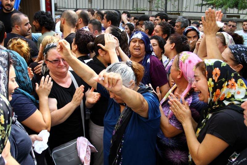 Mersin'de ölen gencin cenazesinde ağlayarak oynandı