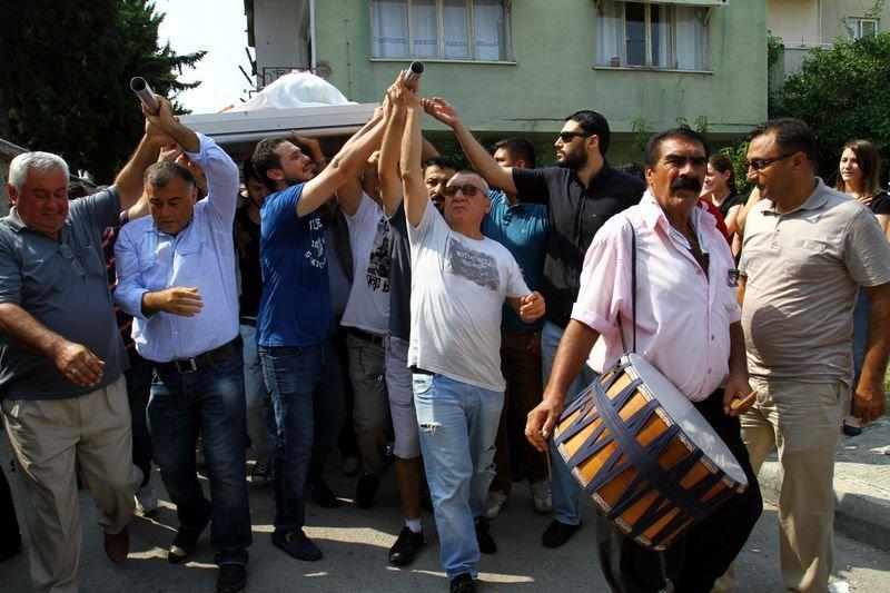 Mersin'de ölen gencin cenazesinde ağlayarak oynandı