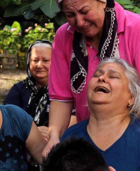 Mersin'de ölen gencin cenazesinde ağlayarak oynandı