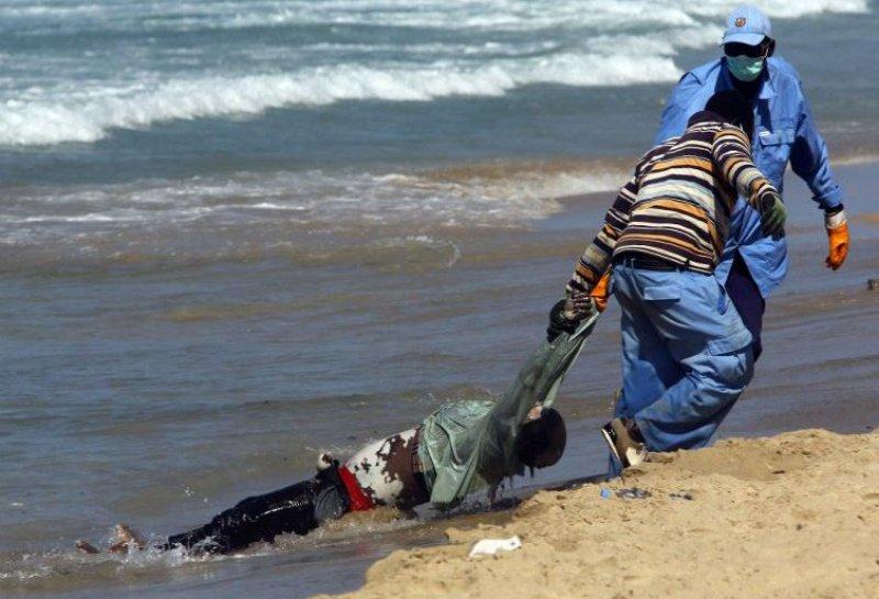 Denizden ceset topluyorlar