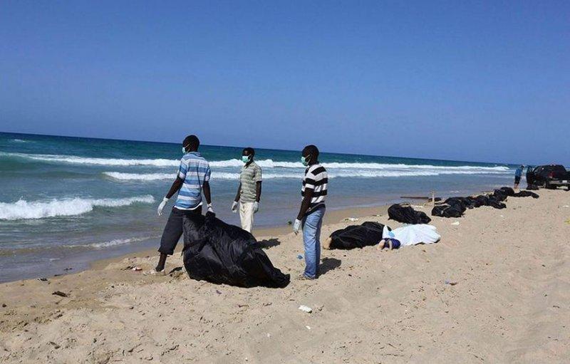 Denizden ceset topluyorlar