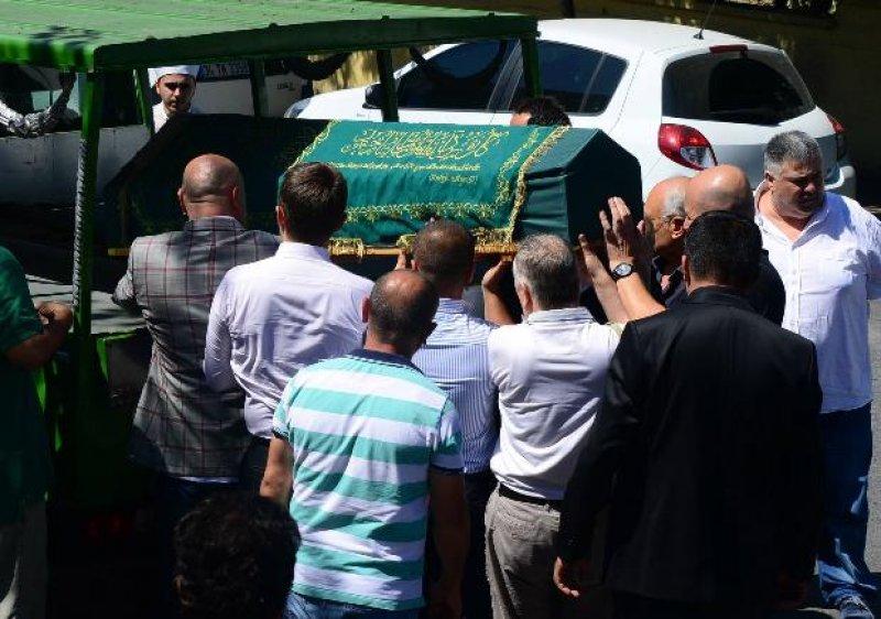 Gülse Birsel annesini son yolculuğuna uğurladı