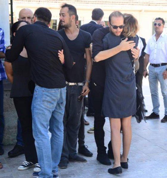 Gülse Birsel annesini son yolculuğuna uğurladı