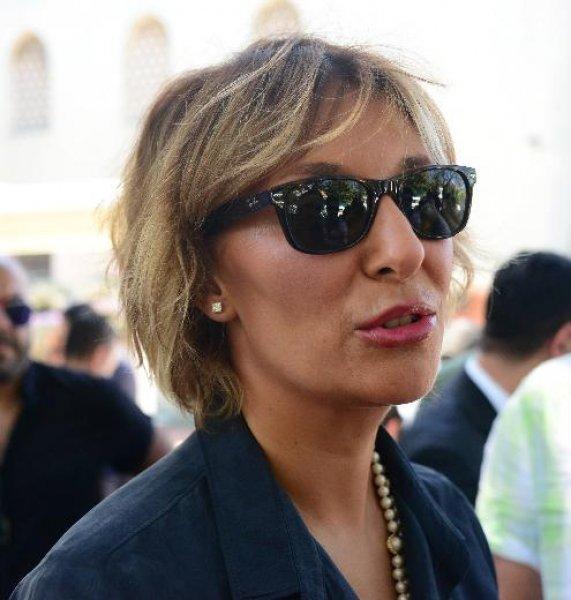 Gülse Birsel annesini son yolculuğuna uğurladı