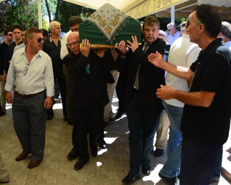 Gülse Birsel annesini son yolculuğuna uğurladı