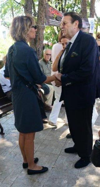 Gülse Birsel annesini son yolculuğuna uğurladı