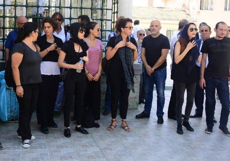 Gülse Birsel annesini son yolculuğuna uğurladı