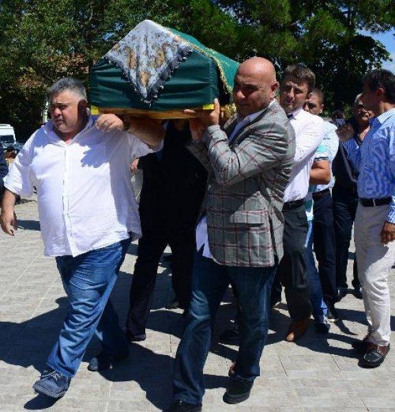 Gülse Birsel annesini son yolculuğuna uğurladı