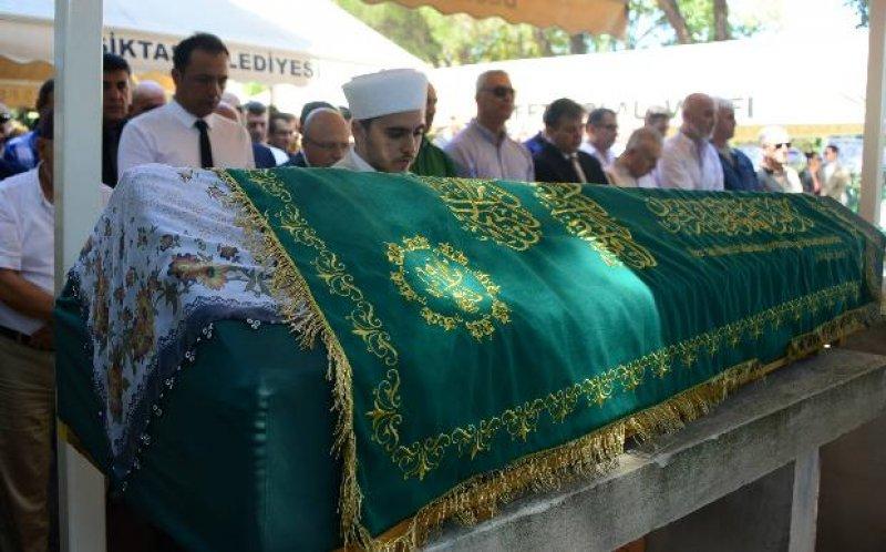 Gülse Birsel annesini son yolculuğuna uğurladı