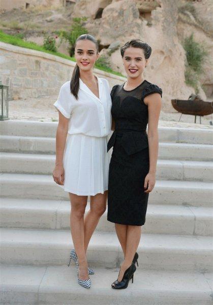 Yılanların Öcü’nün iki güzeli iyi anlaşıyor 