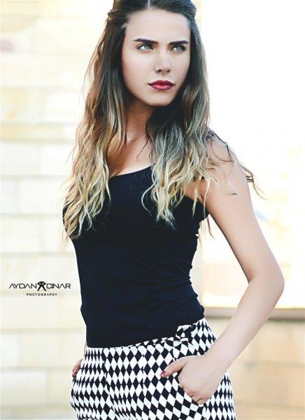 Yılanların Öcü’nün iki güzeli iyi anlaşıyor 