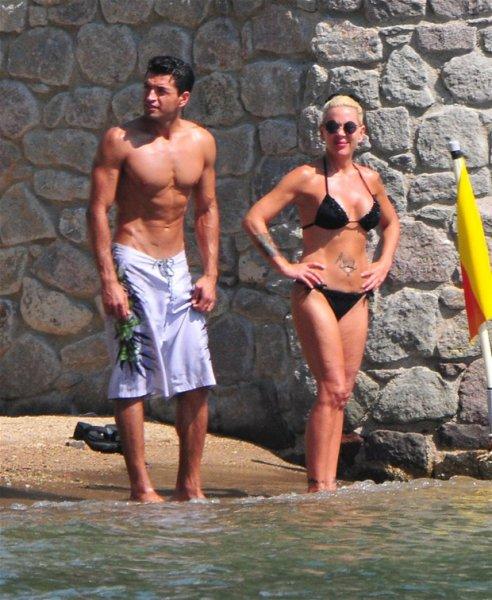 Billur Kalkavan'dan genç sevgiliye yoğun ilgi 