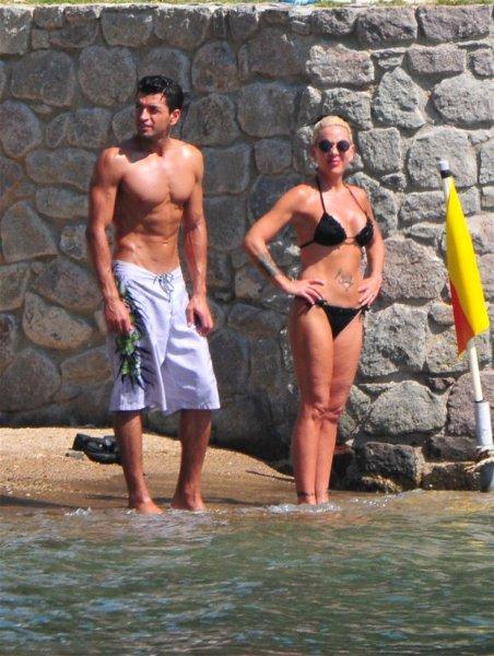 Billur Kalkavan'dan genç sevgiliye yoğun ilgi 