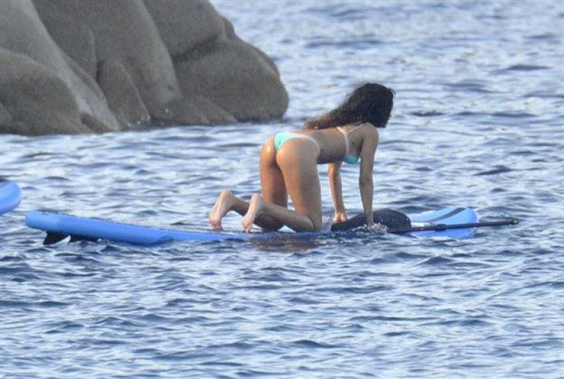 Rihanna denizin keyfini çıkarıyor 