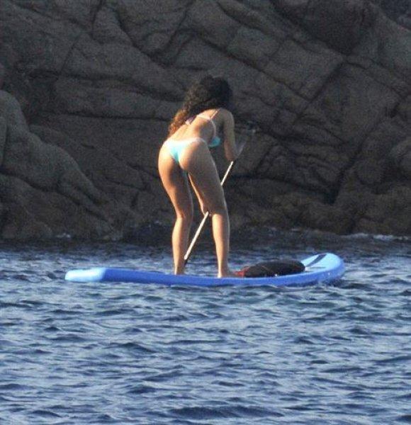 Rihanna denizin keyfini çıkarıyor 