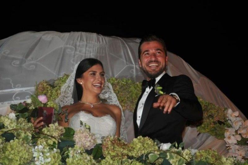 Özge Özpirinçci sinirden ağladı