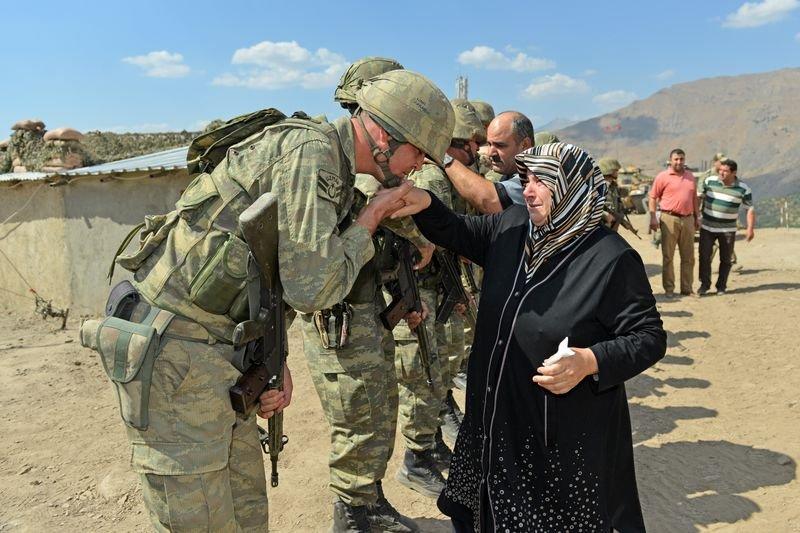 Hakkari'de oğlunun şehit olduğu yerden barış mesajı