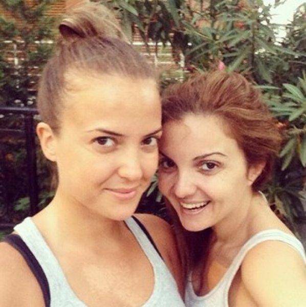 Simge Fıstıkoğlu ablası Sinem'in programına konuk oldu