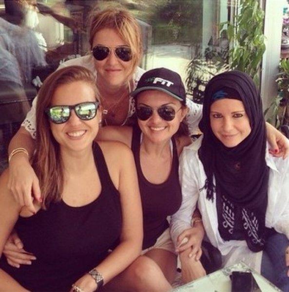 Simge Fıstıkoğlu ablası Sinem'in programına konuk oldu