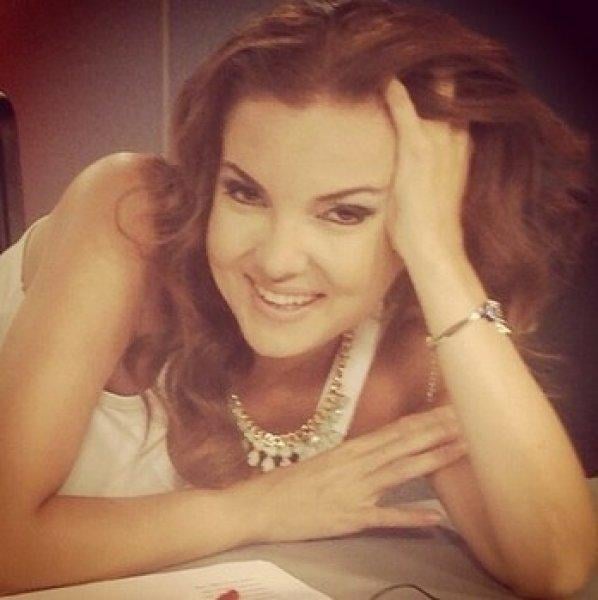 Simge Fıstıkoğlu ablası Sinem'in programına konuk oldu