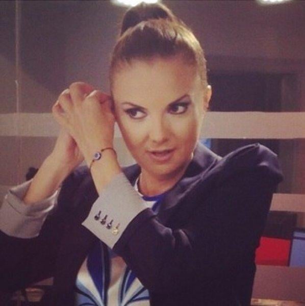 Simge Fıstıkoğlu ablası Sinem'in programına konuk oldu