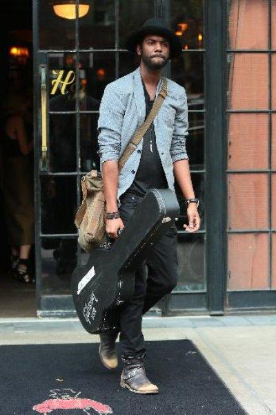 Ünlü model Nicole Trunfio rüzgarın azizliğine uğradı