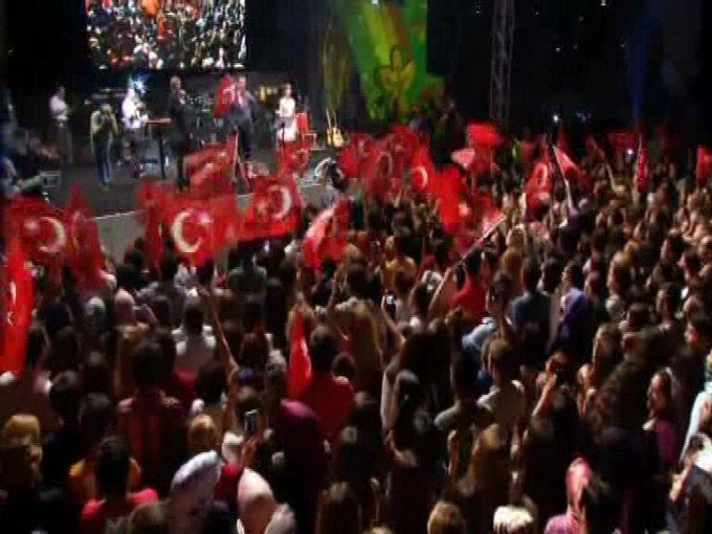 İrem Derici hayranlarını coşturdu