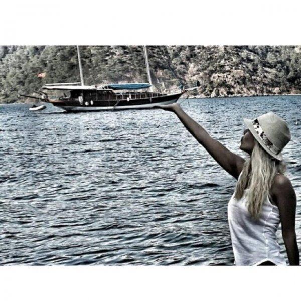 Ümit Erdim sevgilisiyle el ele