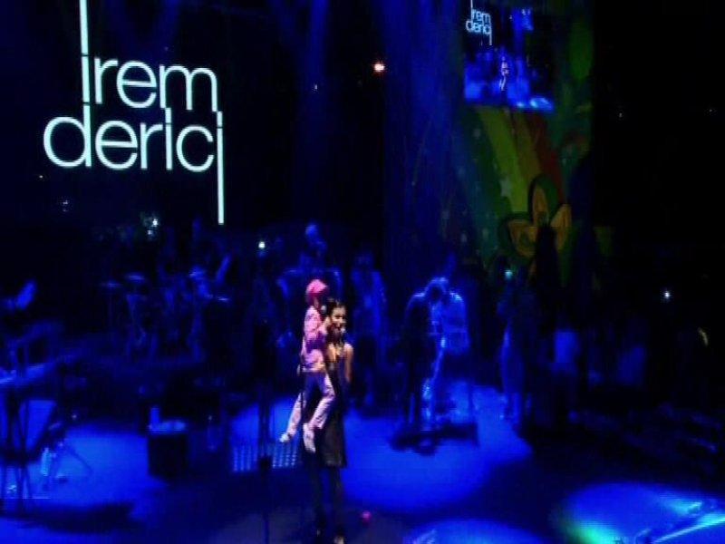 İrem Derici hayranlarını coşturdu