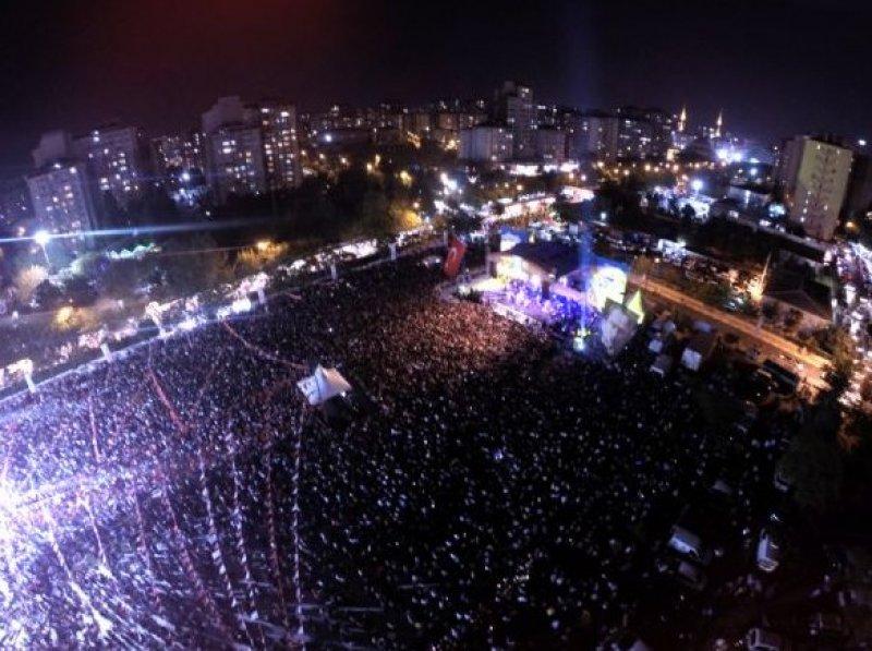 İrem Derici hayranlarını coşturdu