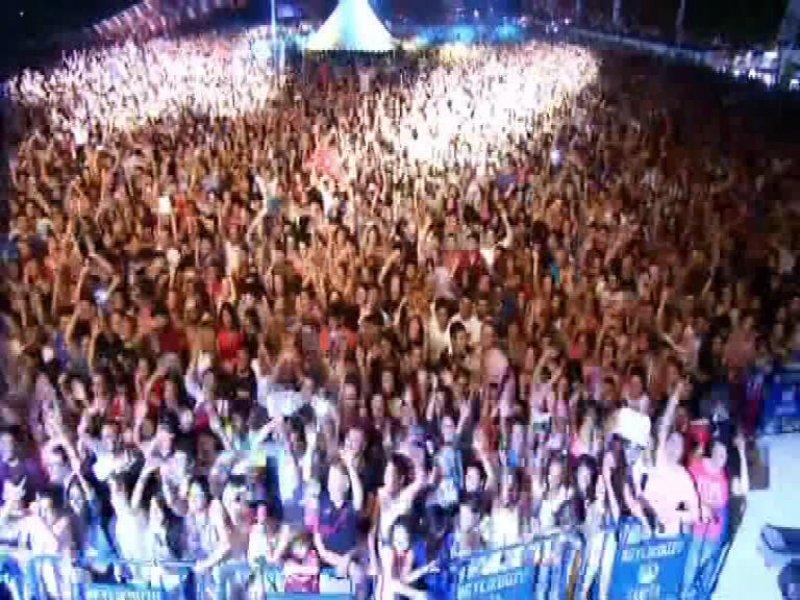 İrem Derici hayranlarını coşturdu