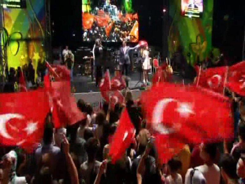 İrem Derici hayranlarını coşturdu