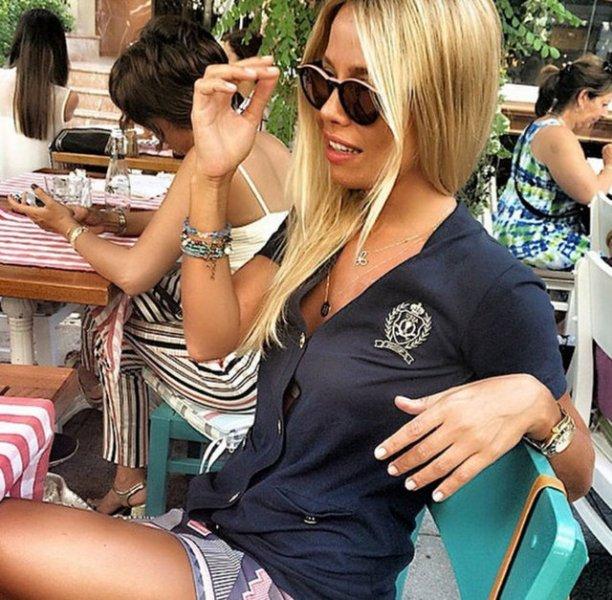 Ümit Erdim sevgilisiyle el ele