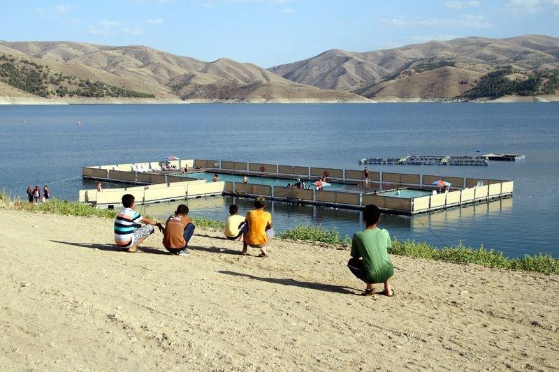 Keban Baraj Gölü'nde havuz keyfi