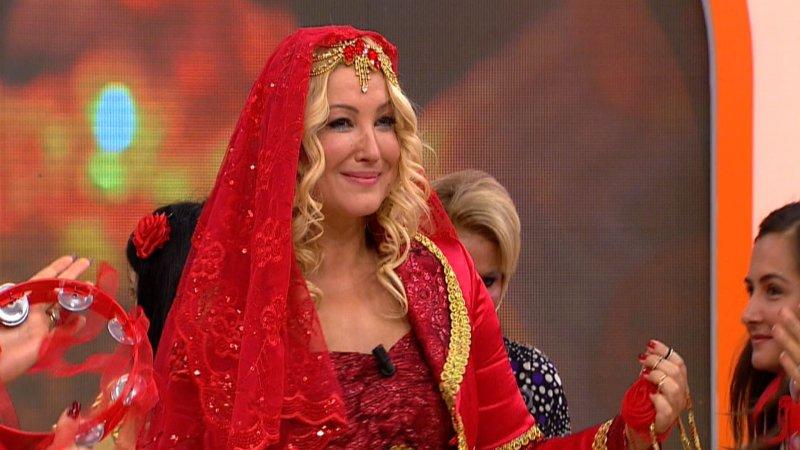 Zahide Yetiş canlı yayında kına gecesi yaptı