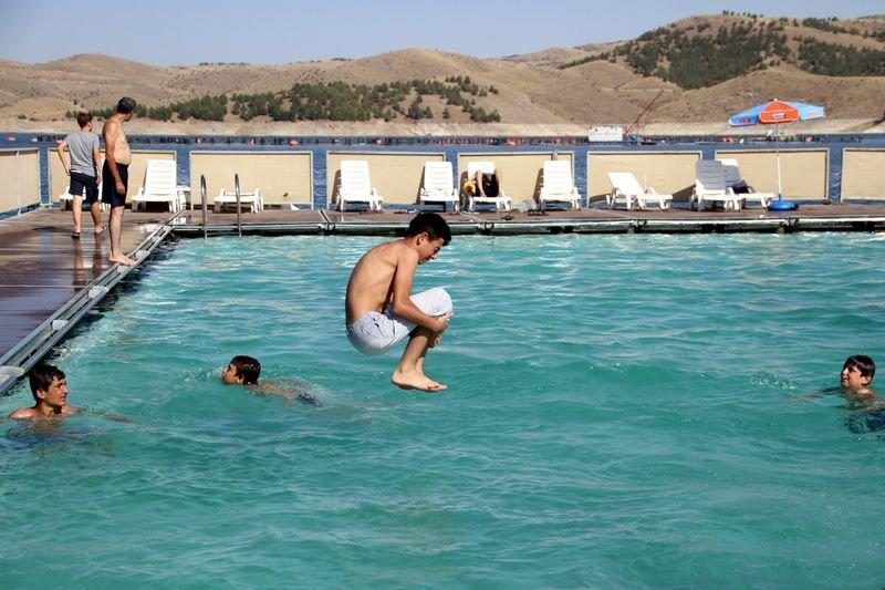 Keban Baraj Gölü'nde havuz keyfi