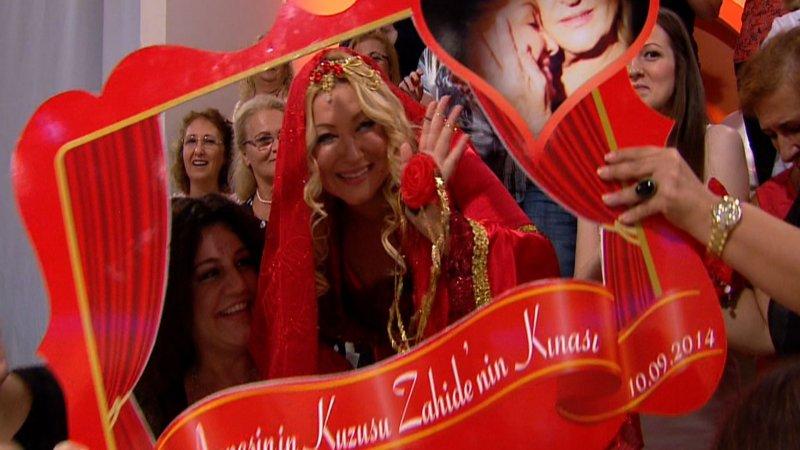Zahide Yetiş canlı yayında kına gecesi yaptı