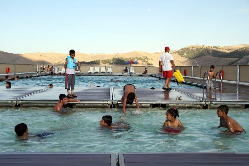 Keban Baraj Gölü'nde havuz keyfi