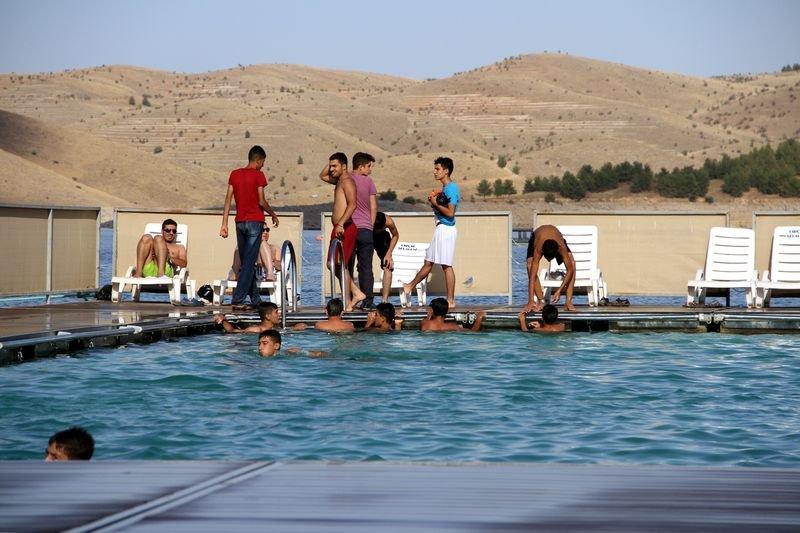 Keban Baraj Gölü'nde havuz keyfi