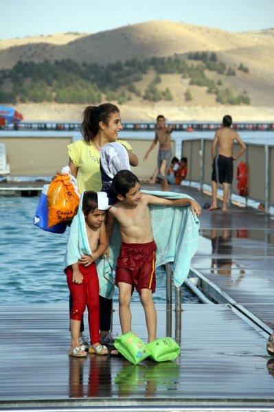 Keban Baraj Gölü'nde havuz keyfi