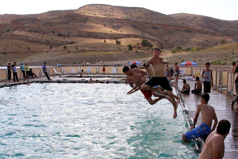 Keban Baraj Gölü'nde havuz keyfi